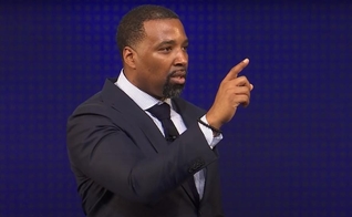 Pastor Michael Phillips. (Foto: Captura de tela/YouTube T.D. Jakes)