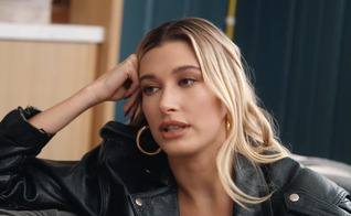 Hailey Bieber revelou que já se sentiu isolada em sua igreja. (Foto: YouTube/Hillsong Channel).
