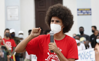 O petista liderou um protesto dentro de igreja em Curitiba. (Foto: Instagram/Renato Freitas)