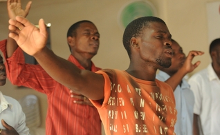 Adoração em igreja africana. (Foto: Reprodução / MaxPixel)