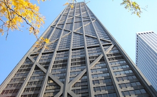 O grupo de seis pessoas, incluindo uma mulher grávida, ficou preso no elevador do John Hancock Center. (Foto: Flickr/Bosc d'Anjou).