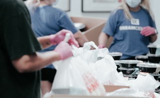 O Conselho Municipal de Brookings emitiu uma lei limitando a doação de alimentos por igrejas. (Foto: Unsplash/Joel Muniz).