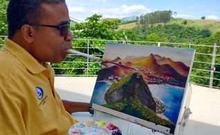 Marcelo Cunha pintando um de seus quadros. (Foto: Divulgação) 