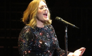 Adele na Genting Arena, Birmingham como parte de sua turnê Live 2016. (Foto: Creative Commons)