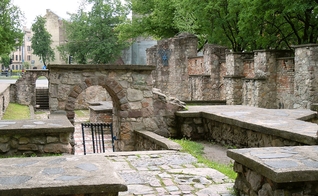 Memorial da Sinagoga Coral em Riga. (Foto: Kalnroze / Creative Commons)