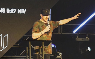 Cooper Kupp durante ministração em igreja nos EUA. (Foto: Instagram/Cooper Kupp)