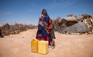 Somalis sofrem com seca que assola país. (Foto: Reprodução / MNN) 