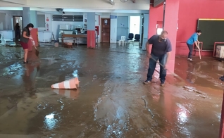 Fiéis limpam Igreja Batista de Corrêas, fortemente atingida pelo temporal em Petrópolis. (Foto: Pr. Carlos Carnavalli)