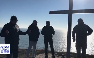 A apenas 8 km das linhas inimigas, os líderes oraram ao pé de uma cruz. (Foto: Reprodução/CBN News).