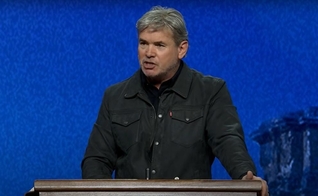 Pastor Jack Hibbs. (Foto: Captura de tela/YouTube Real Life with Jack Hibbs)