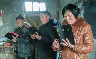 A nova tradução pretende reformular as Escrituras para apoiar o regime comunista. (Foto: The Voice of the Martyrs Korea).