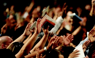 Fiéis participam de culto evangélico. (Foto: Jae French / Pixabay)