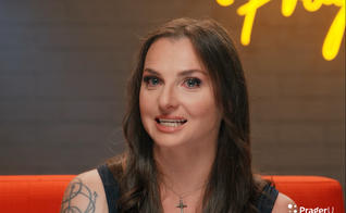 Adrienne Johnson encontrou Jesus através da peça de teatro “Cartas de um diabo a seu aprendiz”. (Foto: YouTube/Stories of Us).