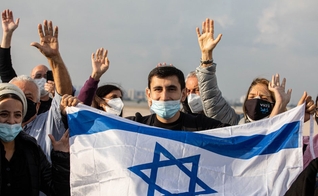 Judeus imigrantes celebram ao desembarcar em Israel. (Foto: International Fellowship of Christians and Jews)