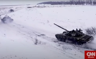 Tropas russas estão invadindo a Ucrânia. (Foto: Captura de tela/YouTube CNN Brasil)