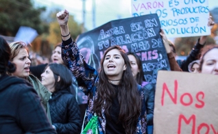 Feministas colombianas durante marcha no Dia Internacional da Mulher. (Foto: Wikimedia Commons/Malad Goyes)