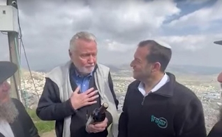 Momento em que o ator recebe um vinho de Samaria e fala sobre a profecia de Jeremias. (Foto: Captura de Tela/YouTube Israel National News Arutz Sheva)