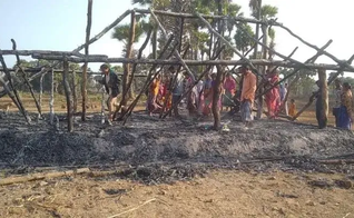 Cristãos se reúnem para ver o que restou da igreja em Kistaram. (Foto: Portas Abertas)