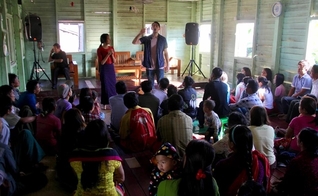 O modelo tradicional de plantação de igrejas se concentra na pregação em lares. (Foto: Reprodução / IMB)