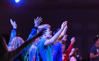  Igrejas promovem retiros espirituais para a juventude, neste feriadão. (Foto: Unsplash/Jesus Loves Austin).