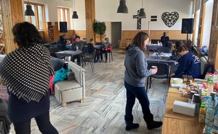 Os cristãos nas igrejas batistas polonesas trabalham em turnos para estarem prontos para receber refugiados 24 horas por dia. (Foto: cortesia da Igreja Batista Chelm, IMB)