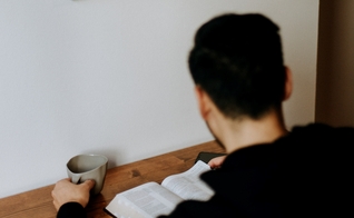 Nicolas Ortiz, de 14 anos, teve sua Bíblia rasgada pelos colegas. (Foto: Imagem ilustrativa/Unsplash/Priscila Du Preez).