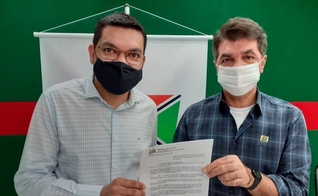 O vereador Obadias Benones apresenta a lei sancionada pelo prefeito Clesio Salvaro, que proíbe o ensino da linguagem neutra de gênero em Criciúma. (Foto: Reprodução / Instagram Obadias Benones)