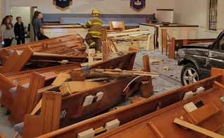 Bancos onde fiéis deveriam estar sentados ficaram destruídos. (Foto: Facebook Mt Pisgah Baptist Church)