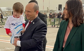 O primeiro-ministro israelense Naftali Bennett recebendo crianças fugindo da guerra na Ucrânia, no Aeroporto Ben Gurion. (Foto: Twitter Naftali Bennett)