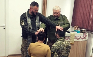 O pastor Sergey celebrou o casamento de um casal cristão às pressas, antes do noivo partir para o front. (Foto: Instagram/George Thomas).