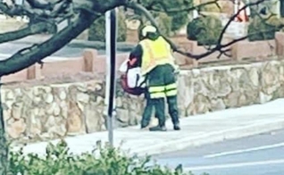 Mike Nance, motorista do caminhão de lixo que parou seu trabalho para ajudar uma jovem na rua. (Foto: Captura de tela/Vídeo News 12)