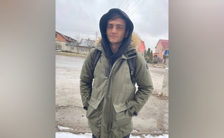  Anatoly, de 26 anos, ajudava a mãe e os dois filhos a escaparem do bombardeio russo. (Foto: Baptist Union).