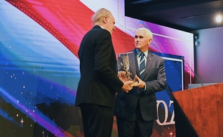 O prêmio homenageia líderes que prestaram apoio à nação de Israel. (Foto: Twitter/Mike Pence).