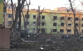 O conselho da cidade de Mariupol mostrou que o pátio do lado de fora do hospital foi seriamente danificado. (Foto: Mariupol City Council)