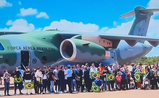 Brasileiros chegam a Brasília em voo da FAB. (Foto: TV Brasil)