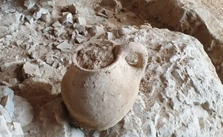 Jarro de barro antigo descoberto na caverna 53 de Qumran, em fevereiro de 2022. (Foto: Reprodução/Facebook Israel Antiquities Authority/)
