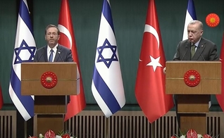 Encontro histórico entre os presidentes de Israel e Turquia. (Foto: Captura de tela/YouTube Recep Tayyip Erdoğan)