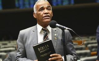 O deputado Pastor Sargento Isidório no plenário da Câmara dos Deputados. (Foto: Agência Câmara de Notícias)