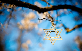 Estrela de Davi, um dos símbolos do judaísmo. (Foto: Unsplash/David Holifield)