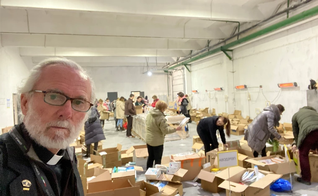 Pastor Bill Devlin em um armazém no oeste da Ucrânia, recebendo suprimentos. (Foto: Bill Devlin).