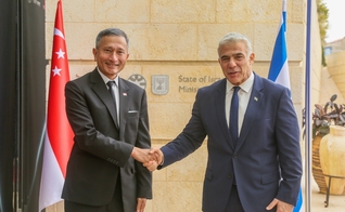 Os ministros de relações exteriores Vivian Balakrishnan, de Singapura, e Yair Lapid, de Israel. (Foto: Twitter/Vivian Balakrishnan)