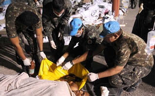 Cenas de ajuda humanitária após o terremoto de 2010, no Haiti. (Foto: Wikimedia Commons)