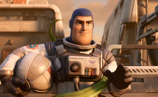 A cena entre duas personagens femininas havia sido cortada inicialmente.  (Foto: YouTube/Walt Disney Studios BR).