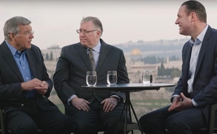 Chris Mitchell, Joel C. Rosenberg, e Erick Stakelbeck. (Foto: Captura de tela/YouTube The Watchman with Erick Stakelbeck)