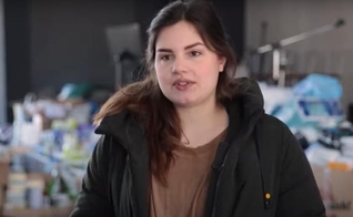 Marie, uma das missionárias da JOCUM. (Foto: Captura de tela/YouTube/CBN News)