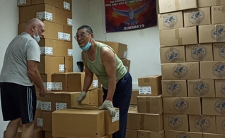 Uma remessa de Bíblias e livros cristãos chega aos crentes na China em meio a duras quarentenas de coronavírus. (Foto: Reprodução MNN/Mission Cry)