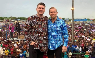 Daniel Kolenda, presidente do CfaN e o evangelista Paul Maurer em cruzada na Tanzânia. (Foto: Reprodução / Instagram Paul Maurer)