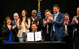 Ron DeSantis mostra projeto sancionado: ‘Lei oferece proteção aos pais, garantindo a transparência curricular nas escolas’. (Foto: Twitter Ron DeSantis)