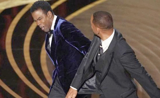 O ator Will Smith dá um tapa no rosto do comediante Chris Rock. (Foto: Reprodução/ABC News) 