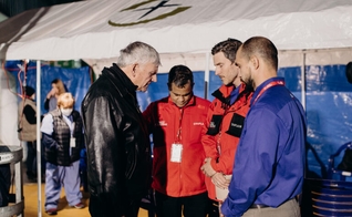 Franklin Graham [à esq.], ora com capelães e funcionários da Samaritan's Purse durante uma recente visita a Lviv, Ucrânia. (Foto cortesia da Samaritan's Purse)